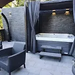 Dom wakacyjny Beautiful House With Large Terrace And Jacuzzi