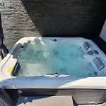 Beautiful House With Large Terrace And Jacuzzi Dom wakacyjny