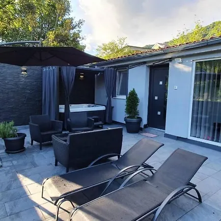 בית נופש Beautiful House With Large Terrace And Jacuzzi