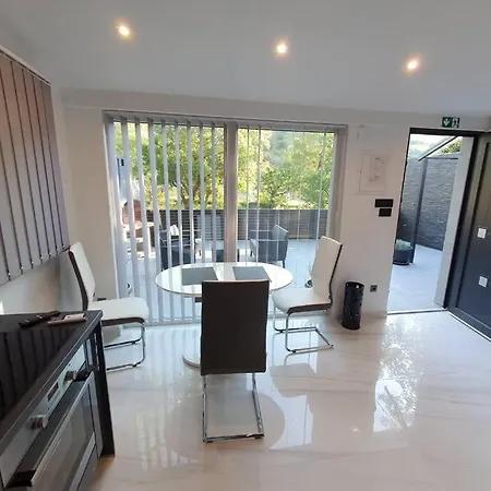 בית נופש Beautiful House With Large Terrace And Jacuzzi בקרץ