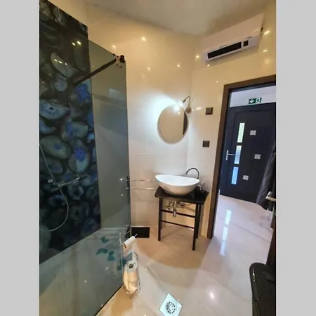 בית נופש Beautiful House With Large Terrace And Jacuzzi בקרץ
