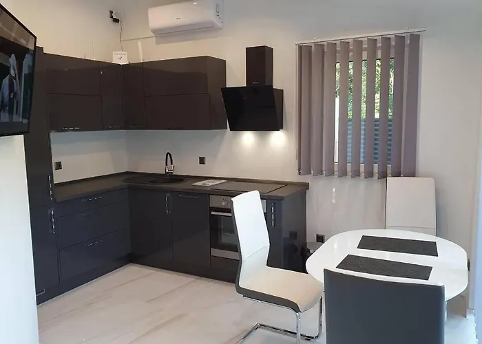 Beautiful House With Large Terrace And Jacuzzi 度假居 里耶卡