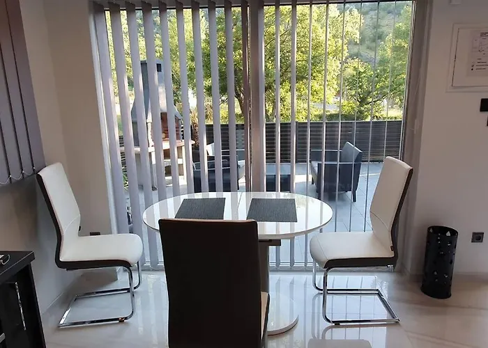 Beautiful House With Large Terrace And Jacuzzi 里耶卡