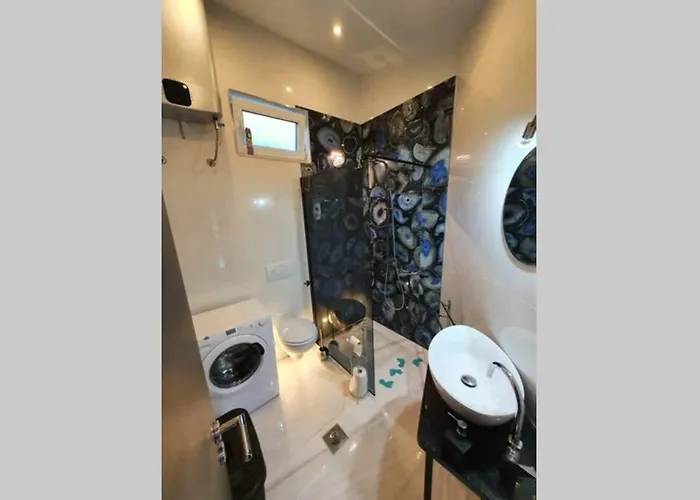Beautiful House With Large Terrace And Jacuzzi 度假居 里耶卡