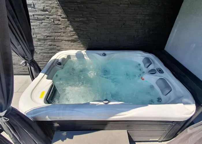 Beautiful House With Large Terrace And Jacuzzi 度假居