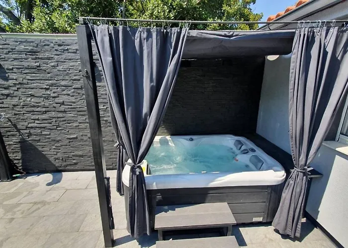 Beautiful House With Large Terrace And Jacuzzi *